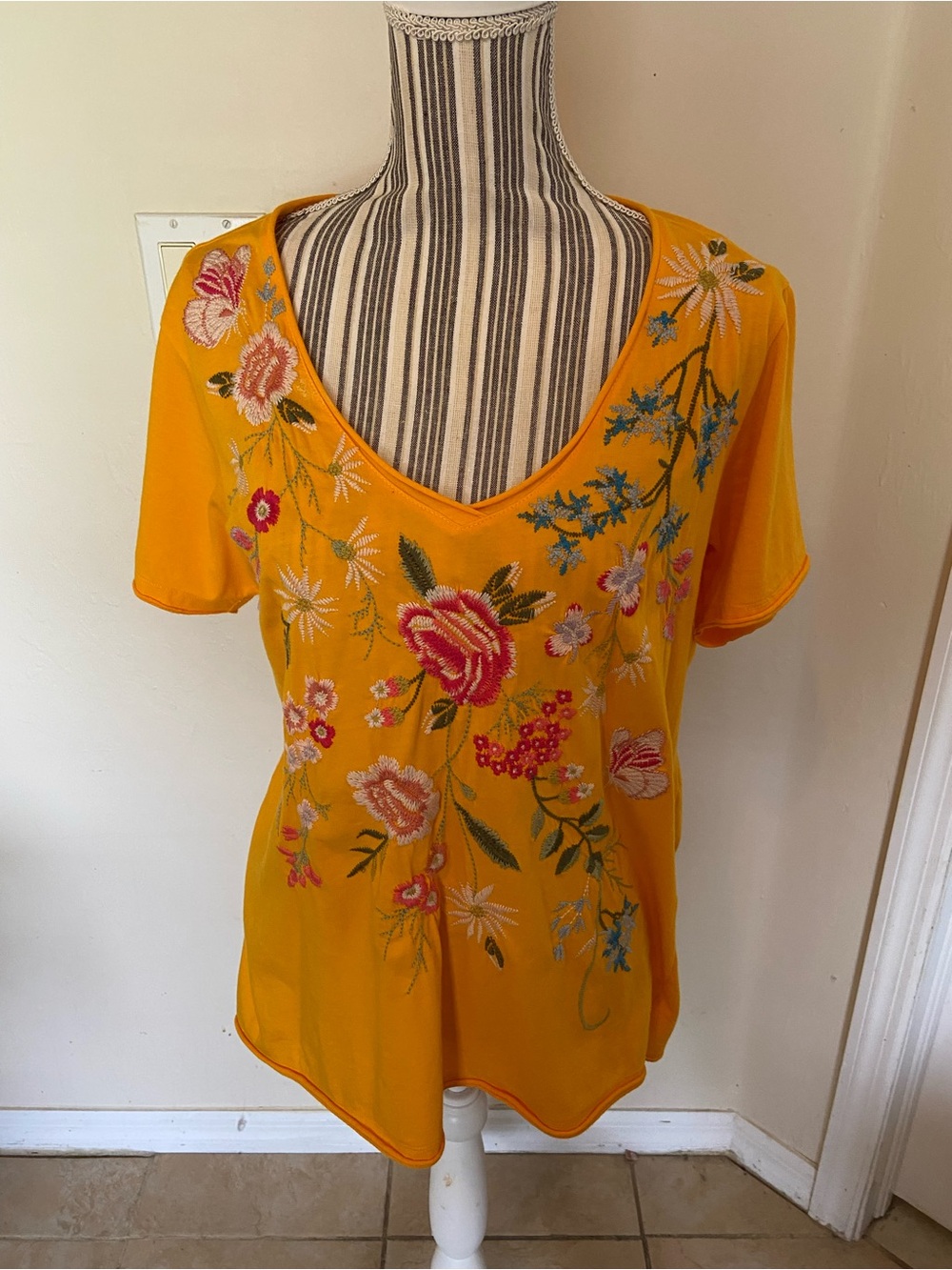 Johnny Was LA Mango Color High Low Top with Floral Embroidery size Med